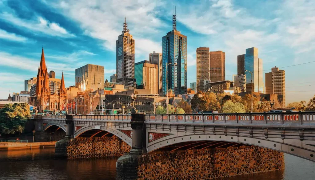 Explore the Best of Melbourne – Famous Landmarks and Unique Experiences Melbourne skyline with Federation Square and Yarra River in view