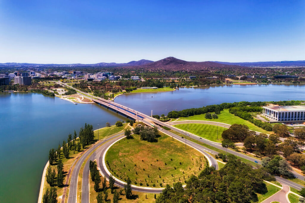 Best Tourist Attractions in Canberra – Must-Visit Places Panoramic view of Canberra showcasing the National Gallery and Lake Burley Griffin.